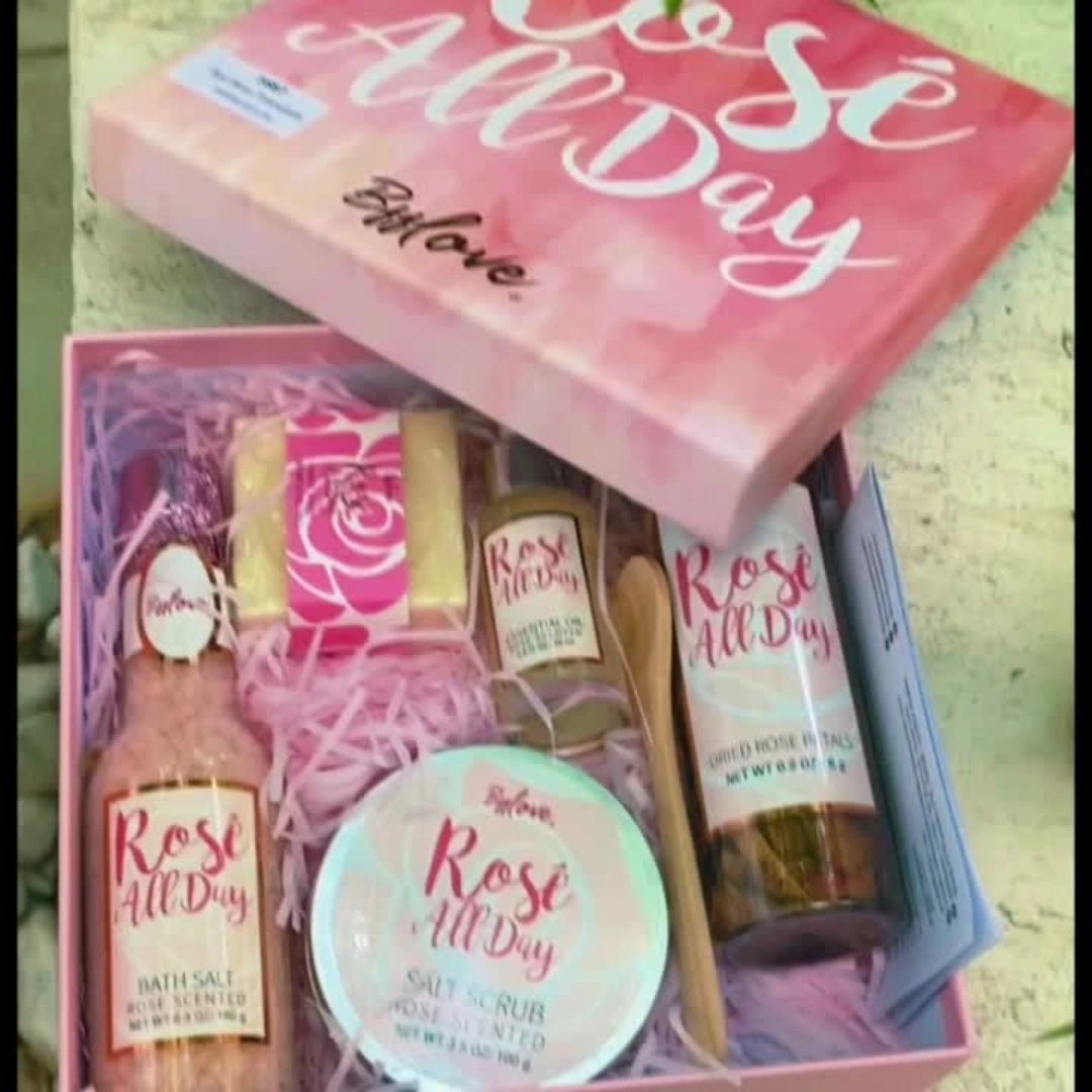 Set de baie Ocean Fresh, bombă de baie, cremă de unt, săpun fresh, cremă de mâini și lumânare parfumată