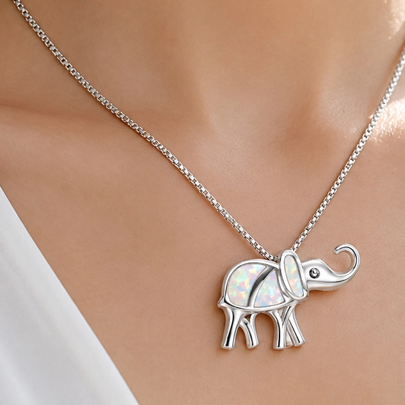 Colier elefant trompa in sus și piatra lunii, lantisor argintiu