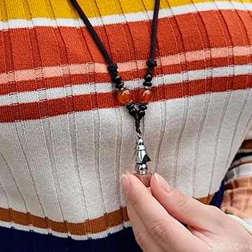 Talisman norocos pagoda, colier cu bijuterie feng shui protectie ghinion, argintiu si snur negru