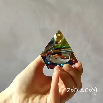 Piramida din cristal cu simbolul Yin Yang, multicolor, simbol al echilibrului 