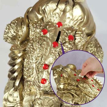 Broasca Feng Shui XXL cu pietre rosii si monede, amuleta pentru bani si bogatie, statueta pusculita si tips 20-23 cm 